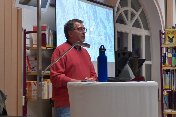 Reiner Glogger begrüßt Autor und Besucher in der Stadtbücherei<br>Foto: G. Deubler nierula-0
